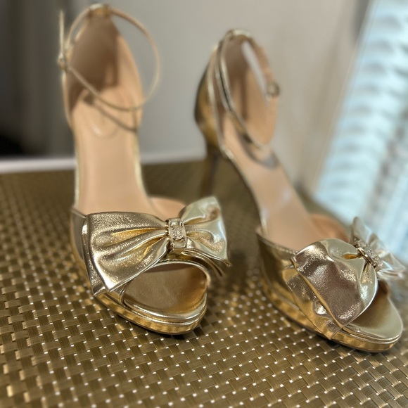 Bandolino Shoes - NIB BANDOLINO Elegant Gold Women's Heels with Bow Accent SIZE 7